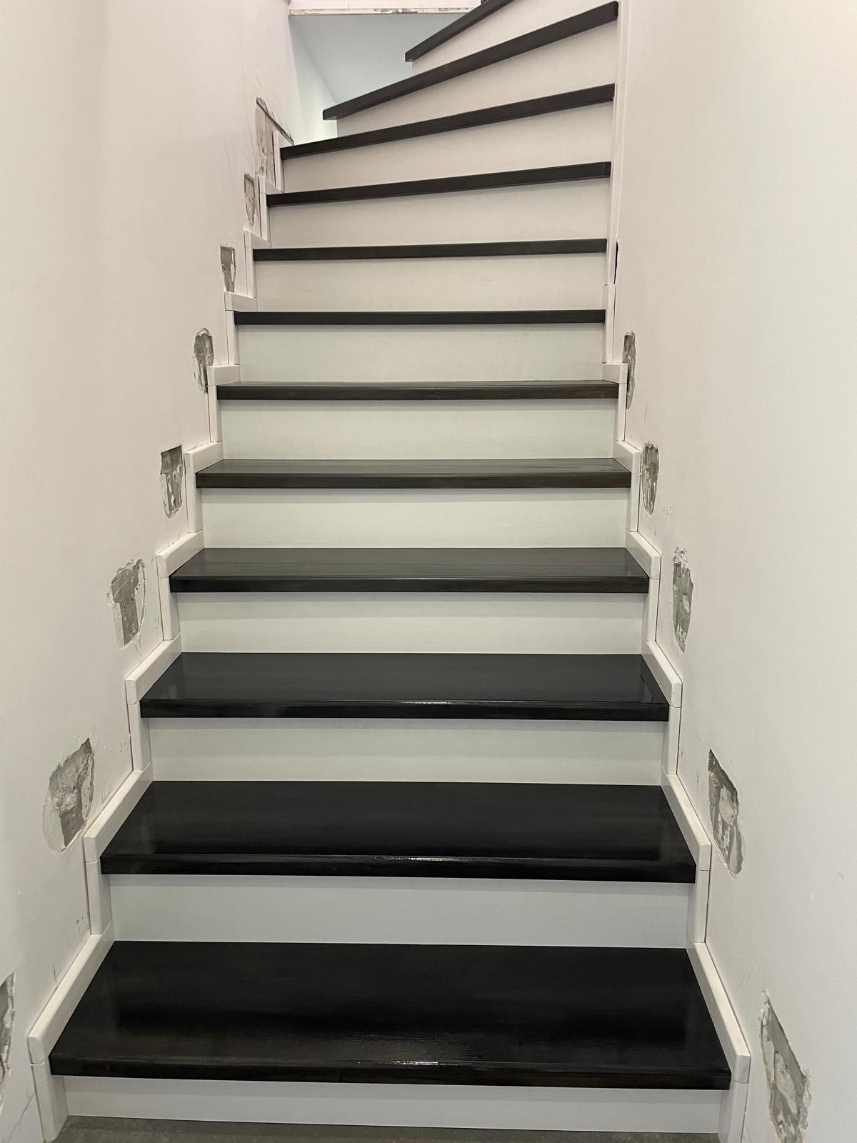 Bukové schodiště barvené